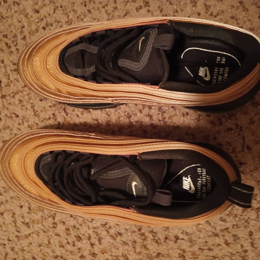 Rose gold/black Nike